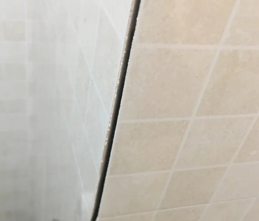潜江瓷砖空鼓维修公司分享阳台瓷砖脱落的修复过程可以分为以下几个步骤