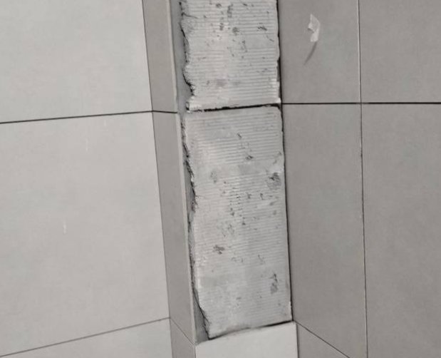 潜江瓷砖空鼓维修公司分享下瓷砖施工前基层浇水润湿程度不足，可能导致以下问题